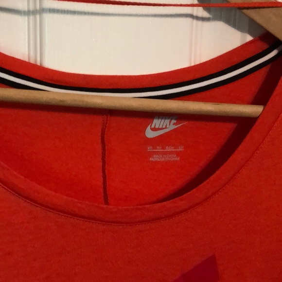 Nike workout top - Picture 3 of 3